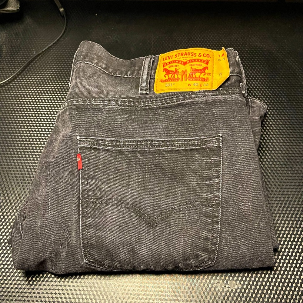 black levi jeans size W40 L32